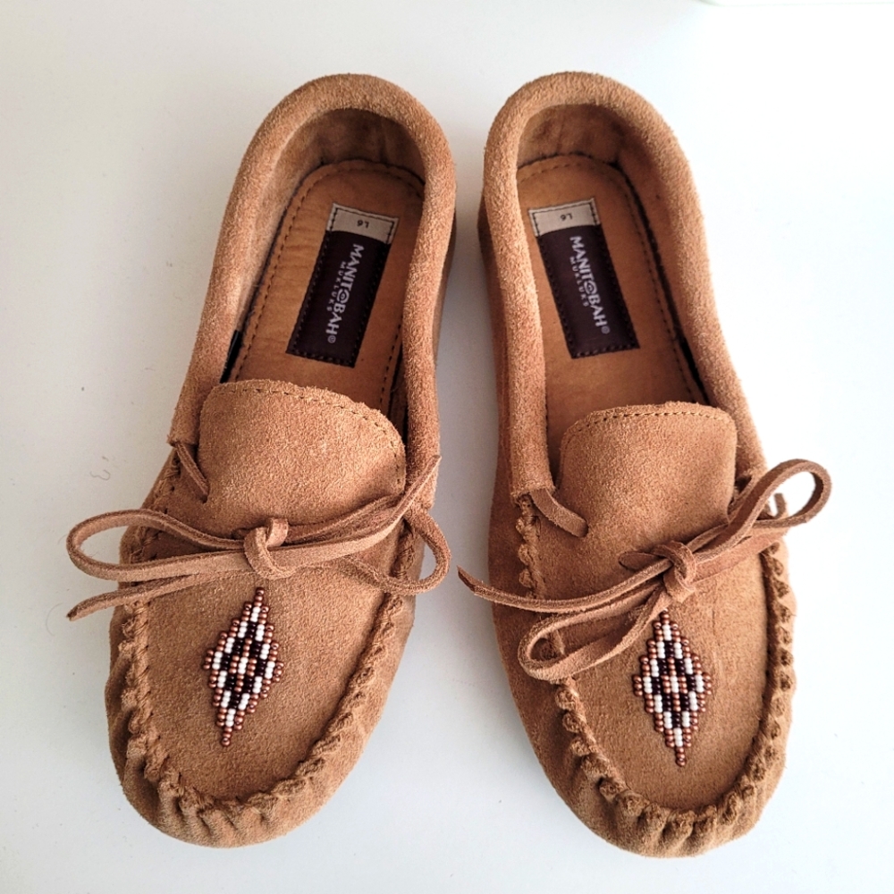 Manitobah mukluks leather suede moccasins size 6